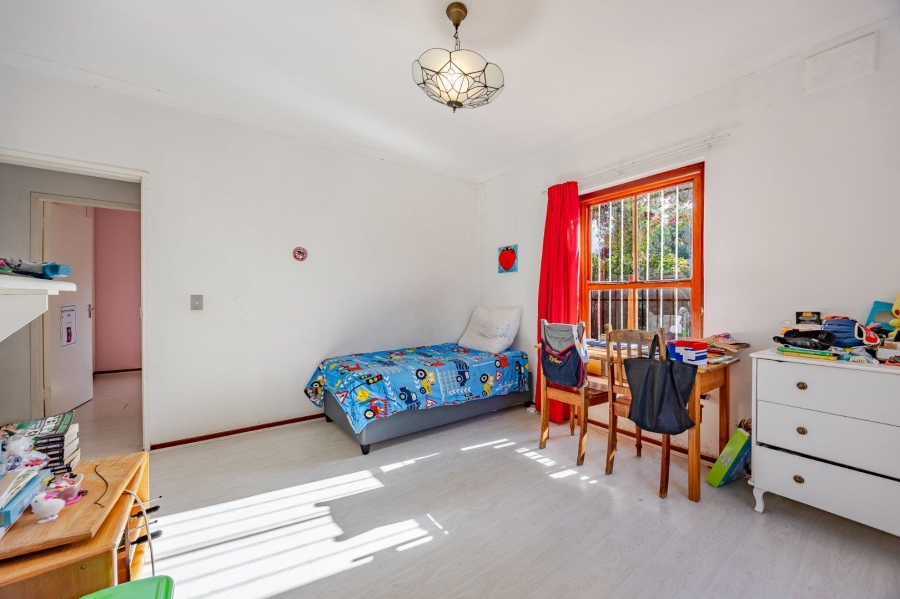 5 Bedroom Property for Sale in Lakeside Western Cape